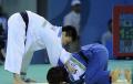 图文-女子柔道57公斤级淘汰赛 许岩将对手压在身下