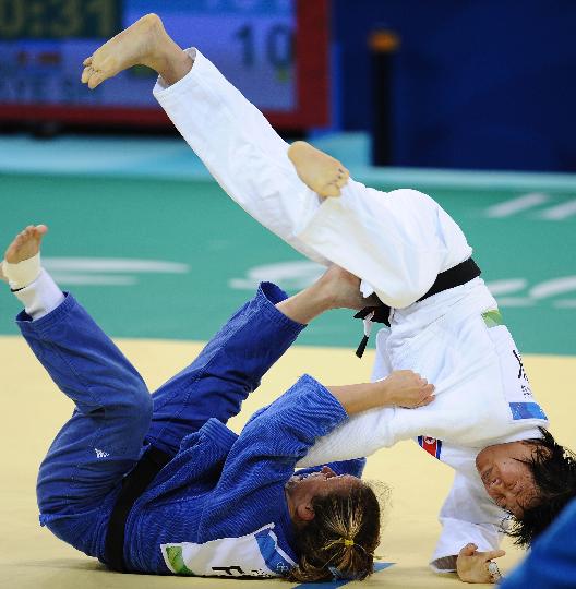 图文-女子柔道57公斤级淘汰赛 法国阿雷尔在赛中