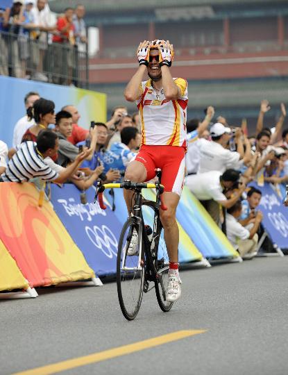 图文-桑切斯获公路自行车冠军 桑切斯庆祝胜利