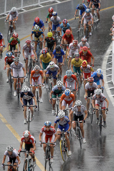 图文-女子公路自行车决赛 自行车选手冒雨出战