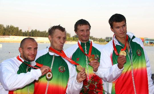 图文-男子四人皮艇1000米颁奖 白俄罗斯选手夺冠