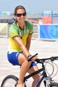 图文-北京奥运之微笑青岛 巴西女选手码头骑车