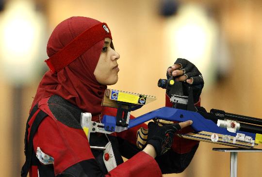 图文-枪手备战忙 埃及选手希玛-哈沙德在训练中
