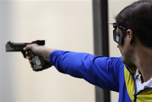 图文-男子25米手枪速射决赛 彼得里夫在比赛中