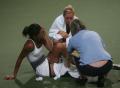 图文-奥运会网球女单首轮11日赛况 队医为其疗伤