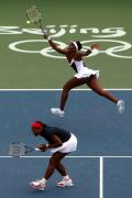 图文-网球女子双打决赛 威廉姆斯姐妹很默契