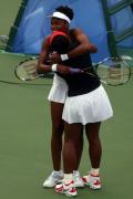 图文-网球女子双打决赛 威廉姆斯姐妹拥抱