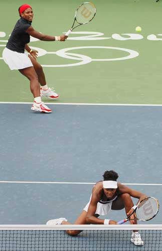 图文-[奥运]网球女子双打决赛 前后配合