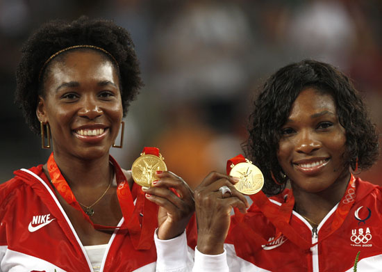 图文-网球女子双打决赛 威廉姆斯姐妹展示金牌