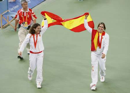 图文-网球女子双打决赛 鲁阿诺和梅迪纳如此开心