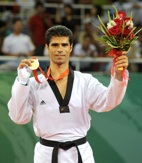 图文-男子80公斤级比赛颁奖仪式 展示金牌和鲜花
