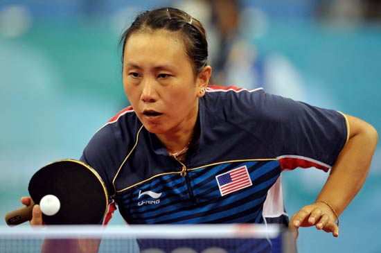 图文-乒球女单第二轮开战 美国选手高军接球