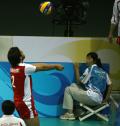 图文-奥运会16日男排比赛赛况 吓坏了场边的捡球员