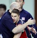 图文-奥运会16日男排比赛赛况 教练队员热情拥抱