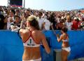 图文-奥运女子沙排半决赛 疯狂沙排迷索要签名