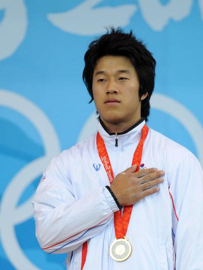 图文-韩国选手史载赫举重摘金 领奖时手捂胸口