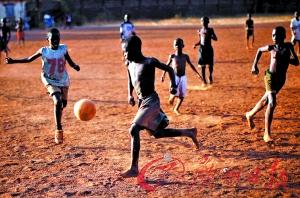 为足球梦想而赤脚踢球的索韦托孩子