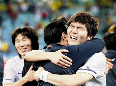 韩国首次远征晋级16强 球迷疯狂致首尔一度交