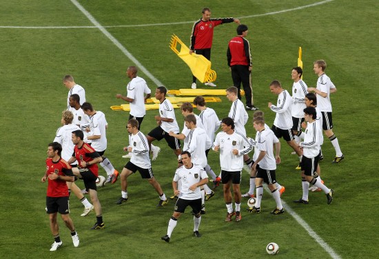 图文-德国队训练备战世界杯 勒夫带领队员训练