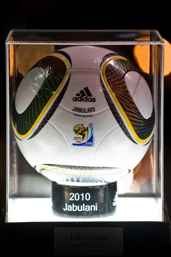 图文-历届世界杯用球展览举行 2010专属足球_