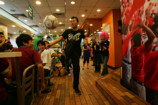 球迷快餐厅舞动足球