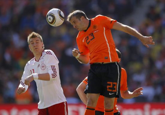 图文-[小组赛]荷兰VS丹麦 范德法特争顶吓到对