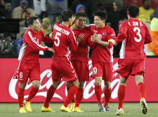 图文-[小组赛]巴西2-1朝鲜朝鲜队庆祝进球