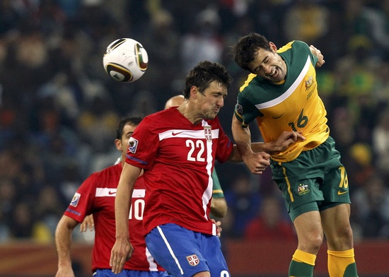 图文-[小组赛]澳大利亚2-1塞尔维亚瓦勒里头球攻门