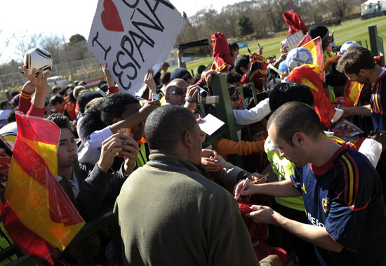 图文-西班牙队成员遭粉丝围堵 伊涅斯塔给球迷
