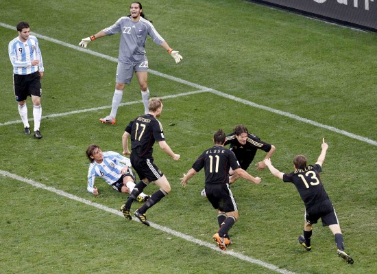 图文-[1\/4决赛]德国VS阿根廷 德国队庆祝第三粒