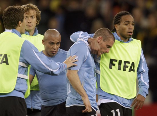图文-[半决赛]乌拉圭2-3荷兰 乌拉圭球员互相安