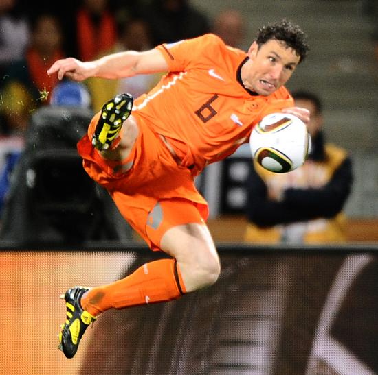 图文-[半决赛]乌拉圭2-3荷兰 范博梅尔很吃力_