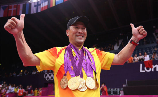 李永波把羽毛球全部五个项目的金牌挂在胸前