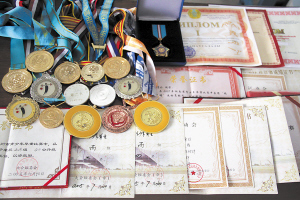 �������Գ�����ǰ��õĲ��ֽ��ƺ�֤�顣����ͨѶԱ��ͼ