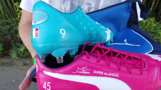 巴洛特利通过新浪展示个性化新球鞋 蓝粉两色