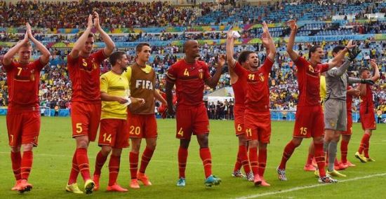 比利时球员们欢庆胜利