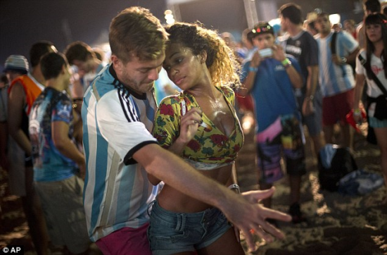 巴西女孩疯狂约会外国球迷 世界杯成猎艳盛会(图)