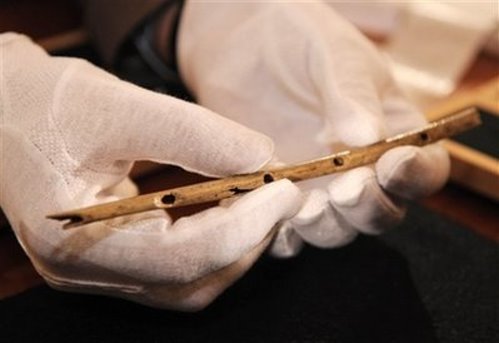 德国发现3.5万年前秃鹰骨制长笛(组图)