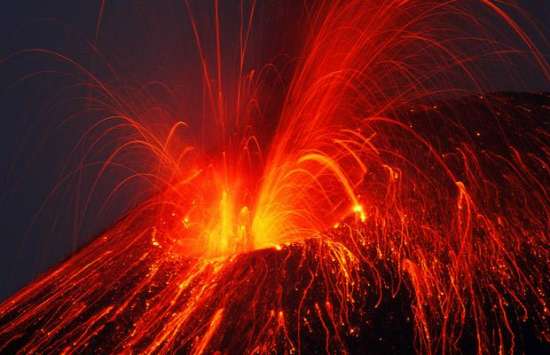 摄影师拍下火山喷发时被闪电击中景象(组图)