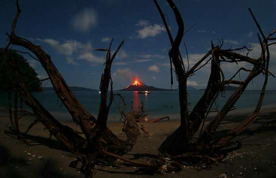 摄影师拍下火山喷发时被闪电击中景象(组图)