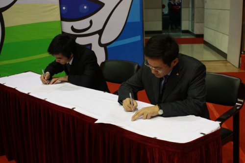 广茂达公司总经理费旭锋先生与未来技术精英现场签约，他是主办方支助培养的未来技术天才