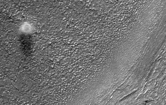 HiRISE摄像机拍到的尘暴席卷赫拉斯（Hellas）盆地以东和鲁尔瓦利斯（Reull Vallis）以南火星表面的画面。这股尘暴的直径约为200米，但在火星表面，它的直径可能会更小。基于图中阴影的长度，尘暴的高度估计在500米左右。