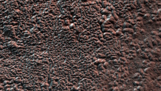 火星伊卡里亚平原（Icaria Planum）的流动特征和其他地貌。