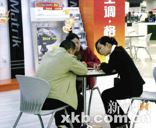 今冬,购买冷暖空调的消费者增多。 程辛/摄 今冬,购买冷暖空调的消费者增多。 程辛/摄