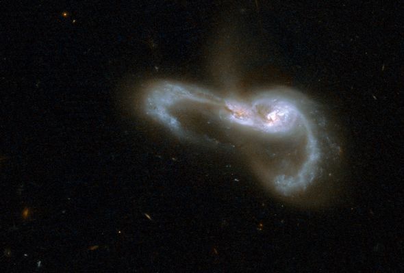 哈勃经典照片：百万恒星汇成宇宙喷泉(图) - 天行者 - 天行者的博客