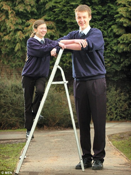 英国15岁小巨人身高达2.1米(组图)_科学探索