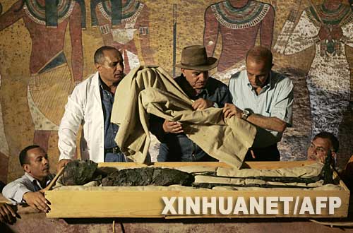 资料图：2007年11月4日，埃及卢克索，古代埃及最著名的法老之一图坦卡蒙的木乃伊石棺被揭开。