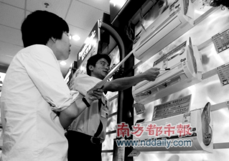 目前市场上的旧标准三、四、五级能效空调将退市。本报记者 陈志刚 摄 目前市场上的旧标准三、四、五级能效空调将退市。本报记者 陈志刚 摄