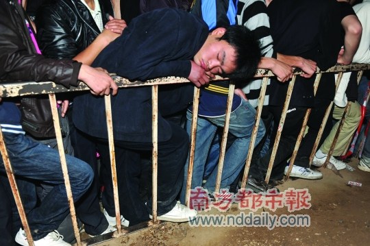 ����һҹ����ְ��ƣ��������ſ�ڻ�����˯���ˡ�