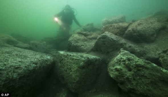 一位潜水人员在察看构成安蒂霍多斯岛伊希斯神庙部分遗址的石灰石块。1000多年前的一场地震让这些建筑物滑入水中。